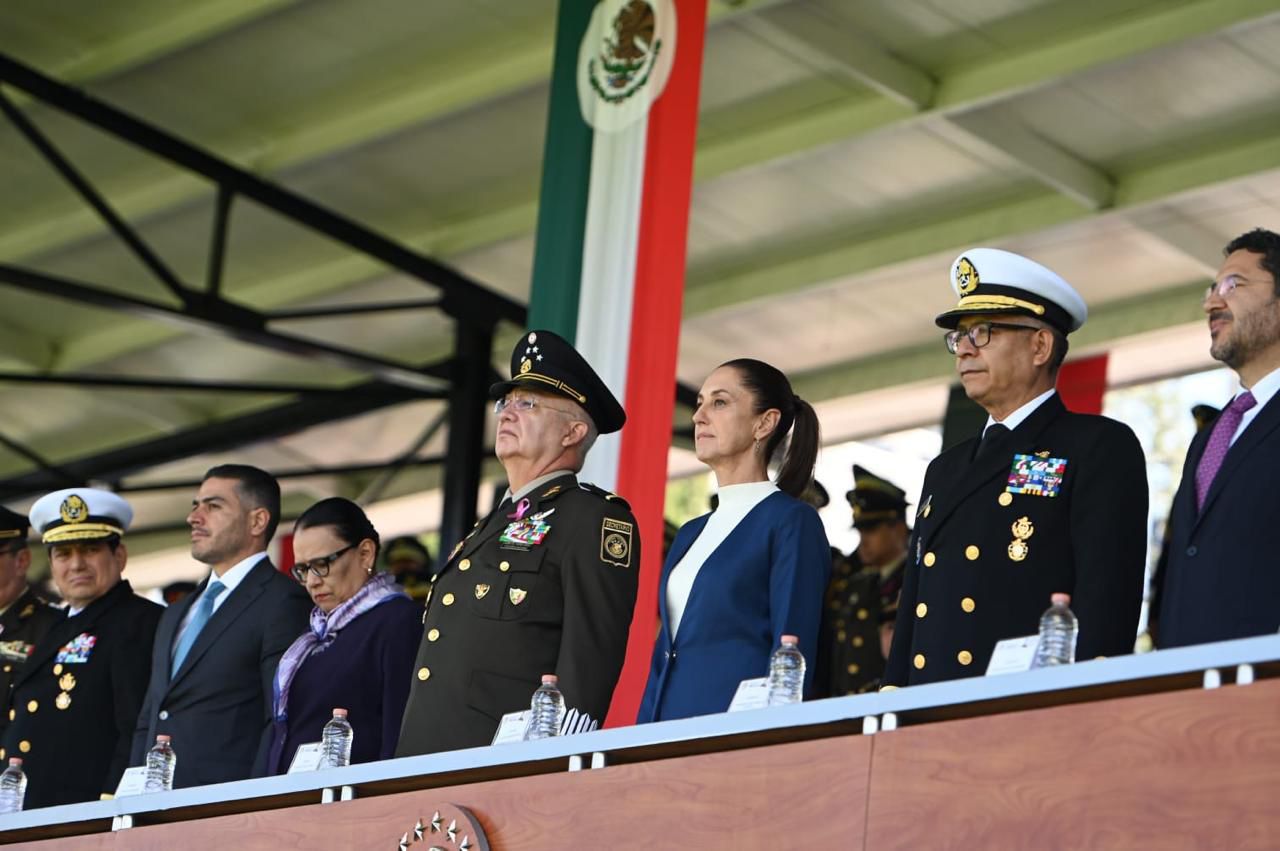 Claudia Sheinbaum recibe salutación de las Fuerzas Armadas como primera presidenta de México y Comandante Suprema