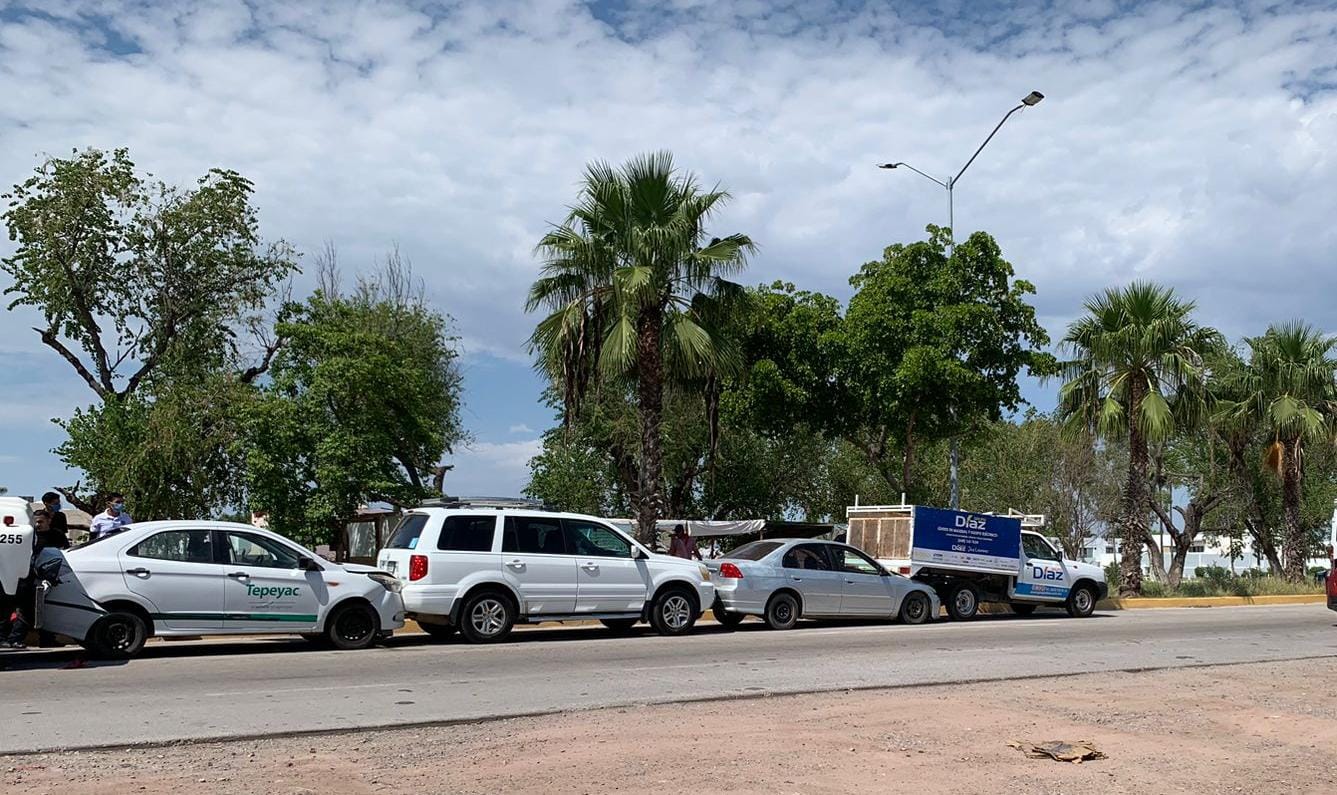 Se registra carambola; cinco vehículos chocan por alcance en Los Mochis.