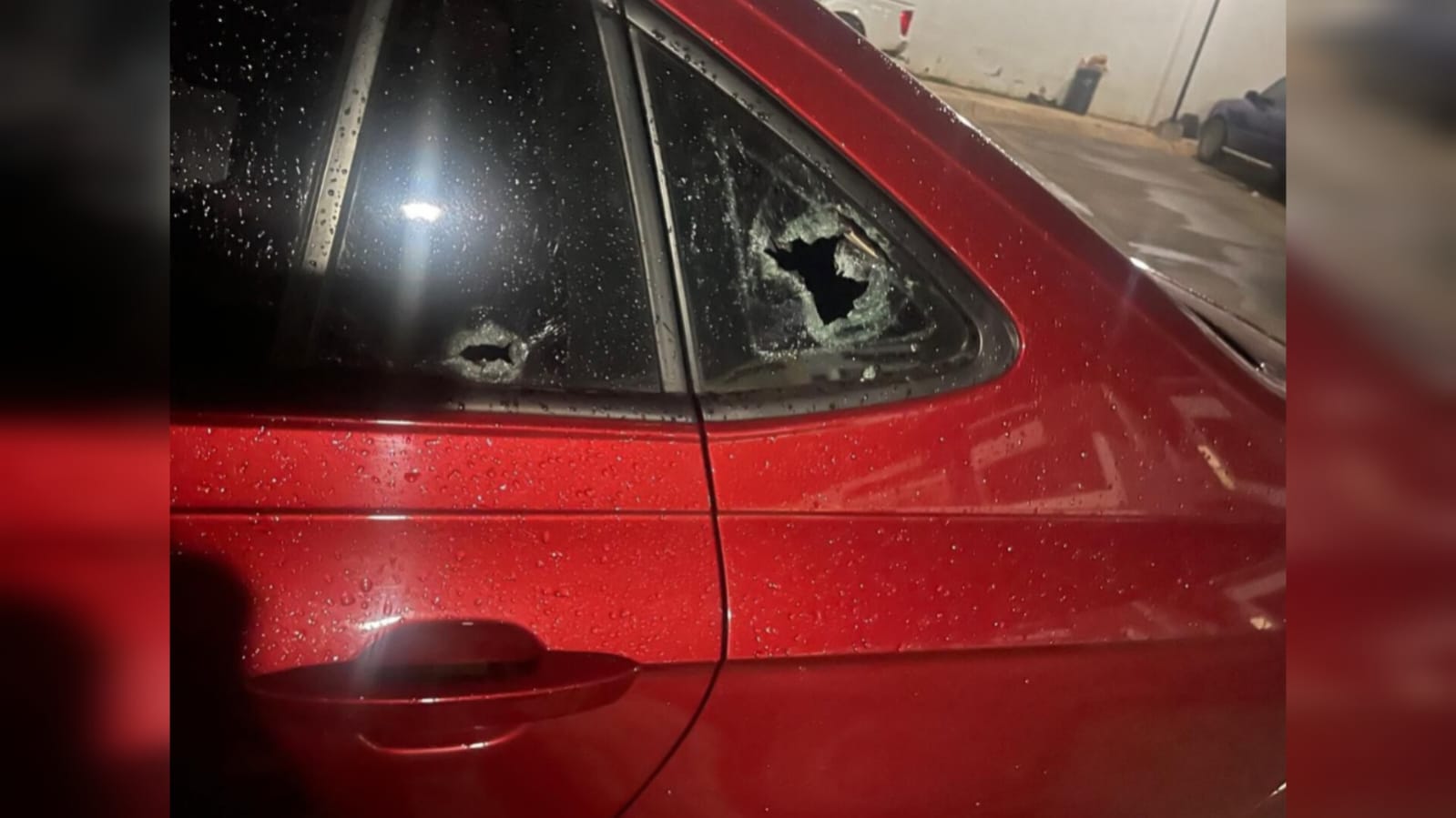 ¡Siguen imparables! Mujer huye de intento de despojo y le balean el vehículo, en Culiacán