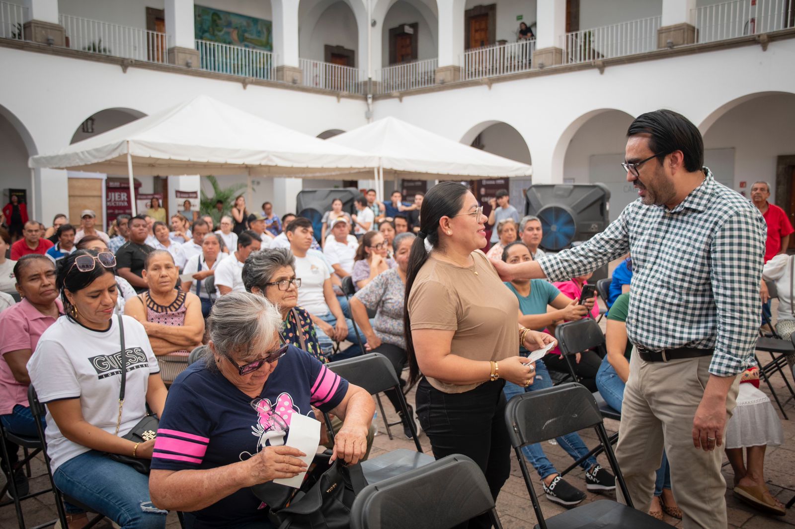 Gámez Mendívil entrega cien cheques más del Programa de Apoyo Económico Emergente
