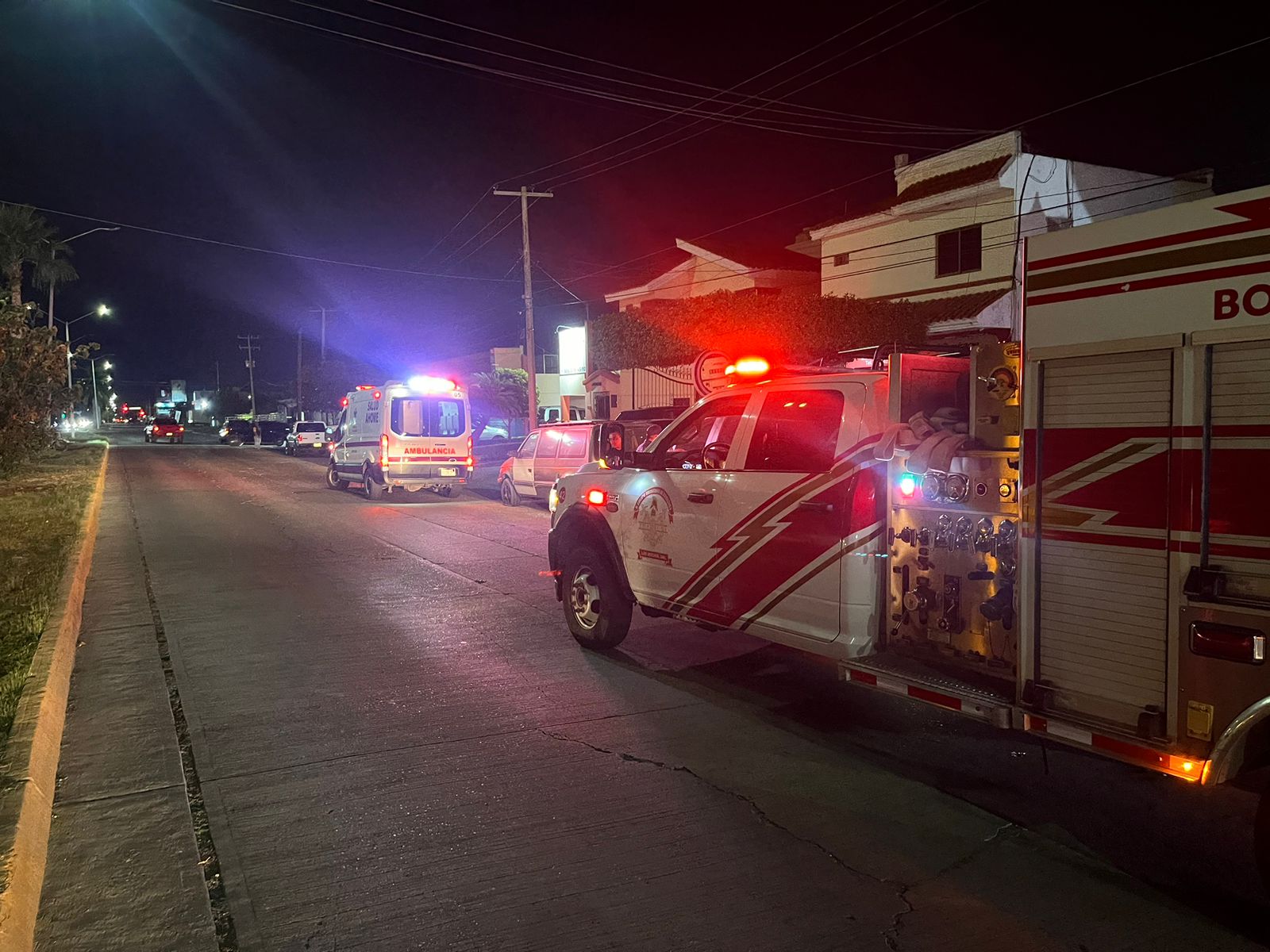 Se incendia sala de fiestas en Los Mochis; cuerpos de auxilio rescatan y evacúan a los invitados