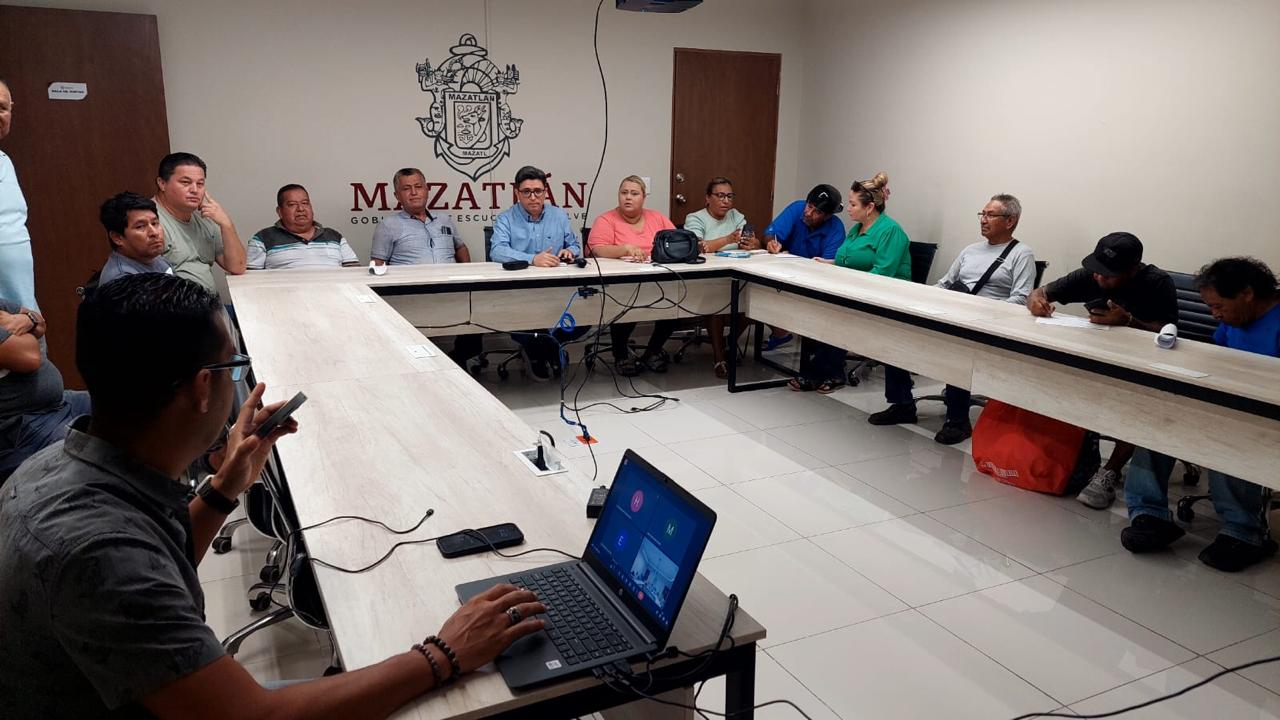 Vendedores de playa llegan a acuerdos con autoridades en Mazatlán; Ayuntamiento interviene como mediador