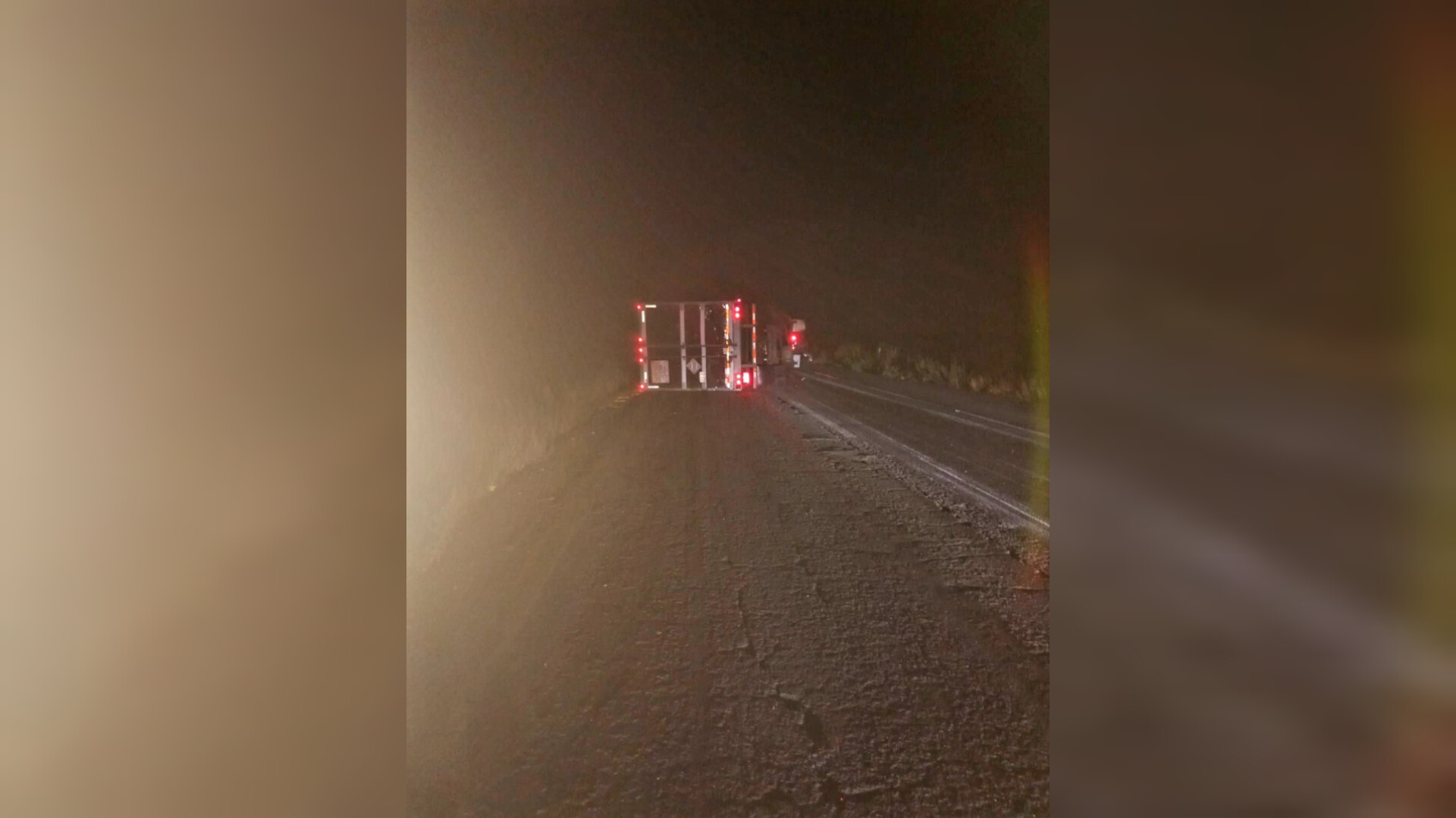 Tráiler cargado de verdura vuelca sobre la Maxipista Culiacán-Mazatlán; hay un herido y circulación bloqueada