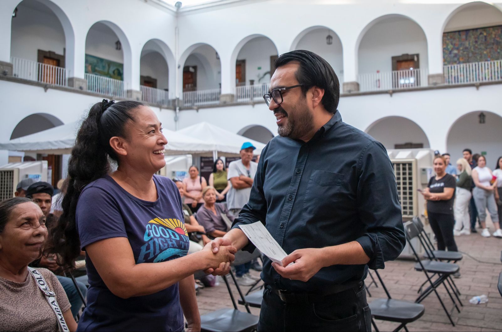 A taquerías, tianguistas, vendedores de aguas frescas, nieves y más, Juan de Dios continúa entregando cheques emergentes