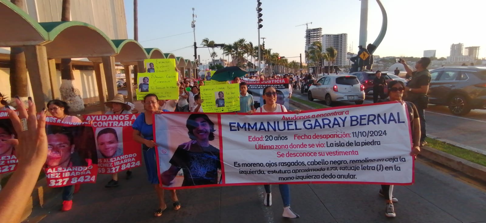Familiares de personas desaparecidas marchan por la Avenida Del Mar en Mazatlán