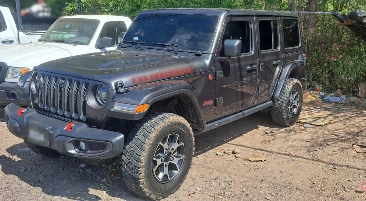 ¡Hasta un dron! Asegura Guardia Nacional fuerte arsenal al interior de un Jeep Rubicon en Culiacán
