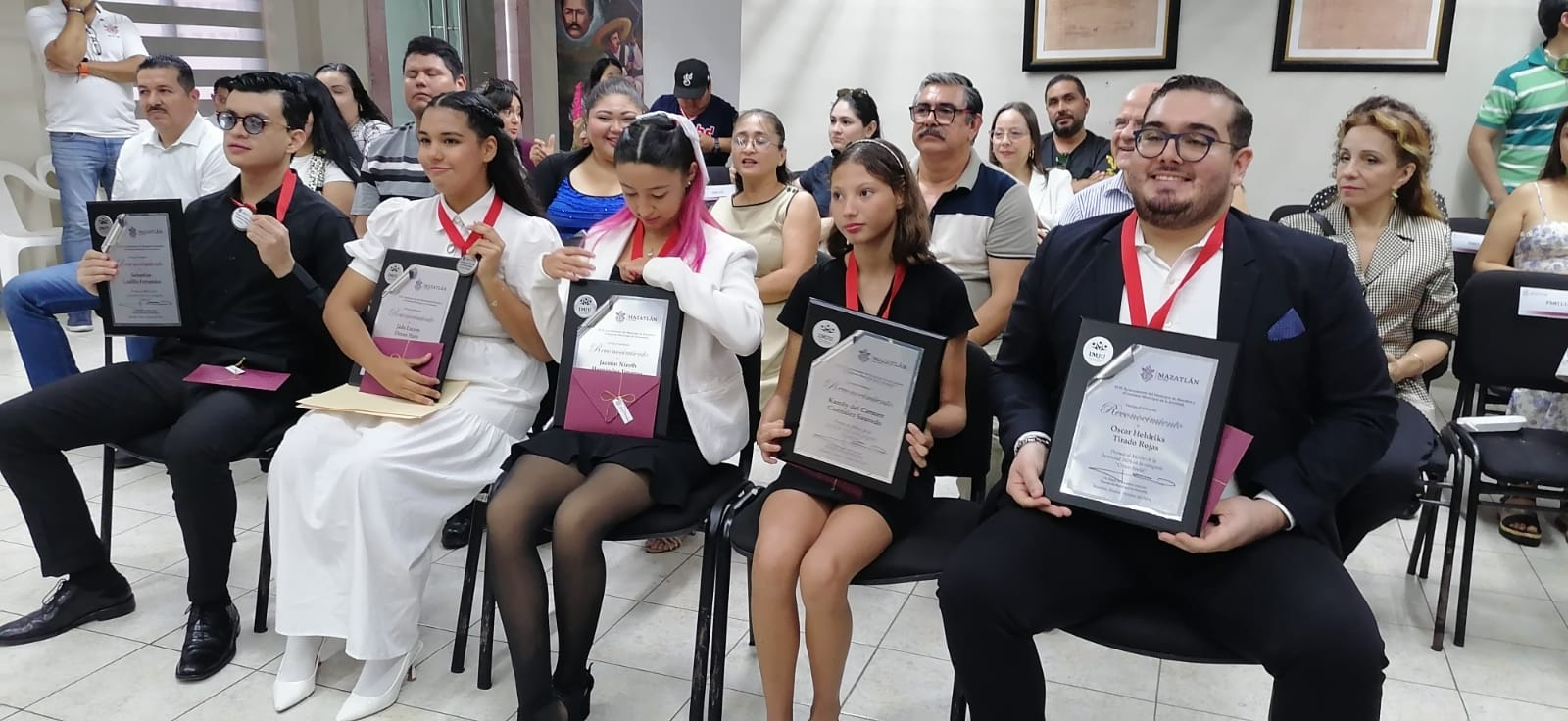 Cabildo entrega a 5 jóvenes el premio al Mérito juvenil Mazatlán 2024