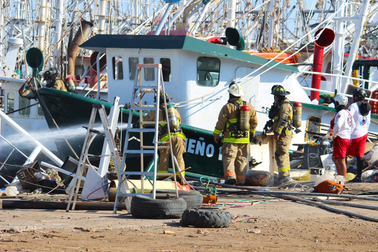 Explosión en barco pesquero en el muelle fiscal deja dos trabajadores heridos, en Mazatlán