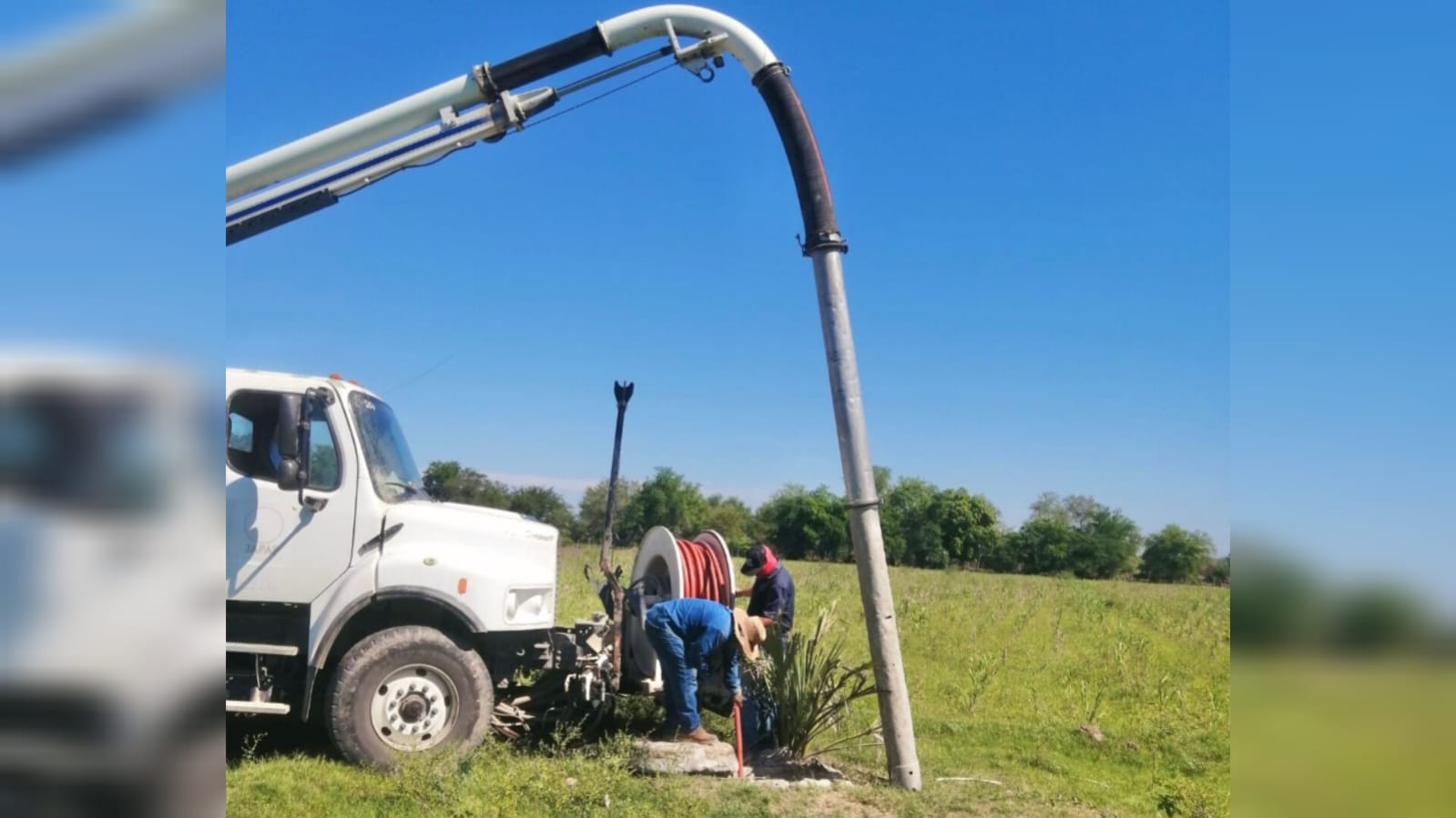 JAPAF realiza trabajos de limpieza y mantenimiento en el colector principal de drenaje de El Fuerte