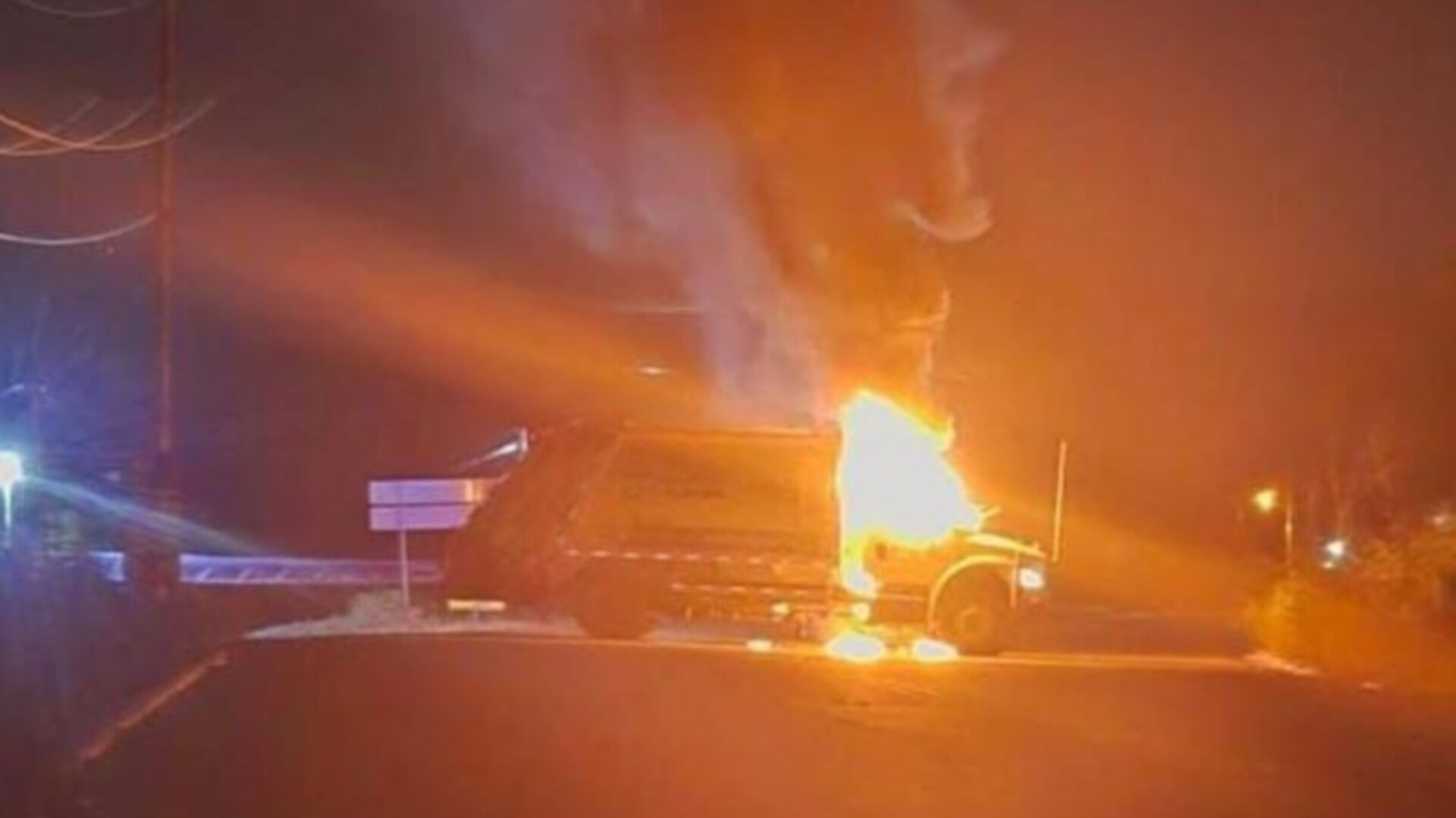 ¡Le prenden fuego! Despojan camión de basura y bloquean la carretera Imala-Culiacán