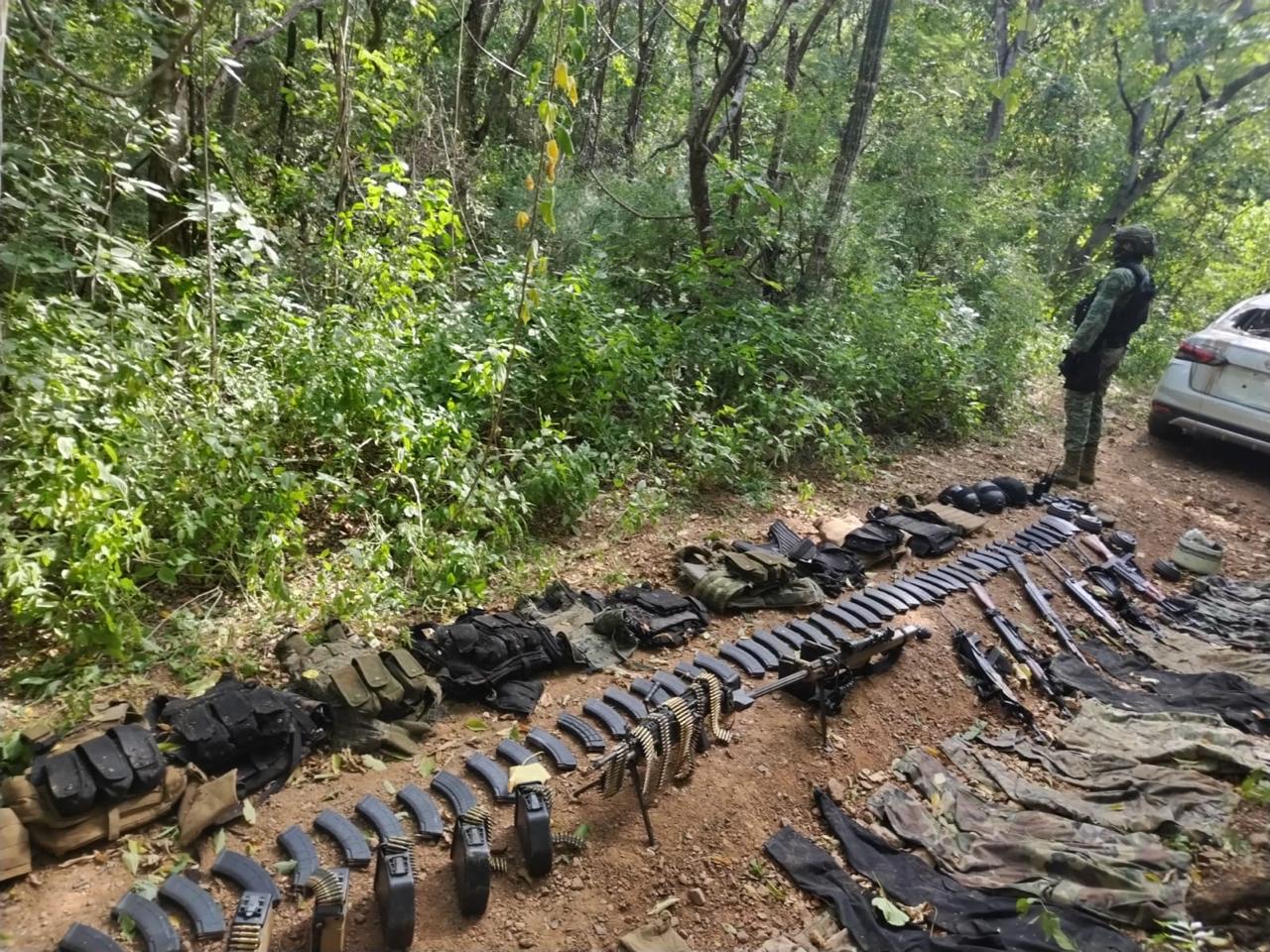 Dos granadas, 22 armas de alto poder y 12 vehículos, lo asegurado por el Ejército en El Guasimal, Culiacán