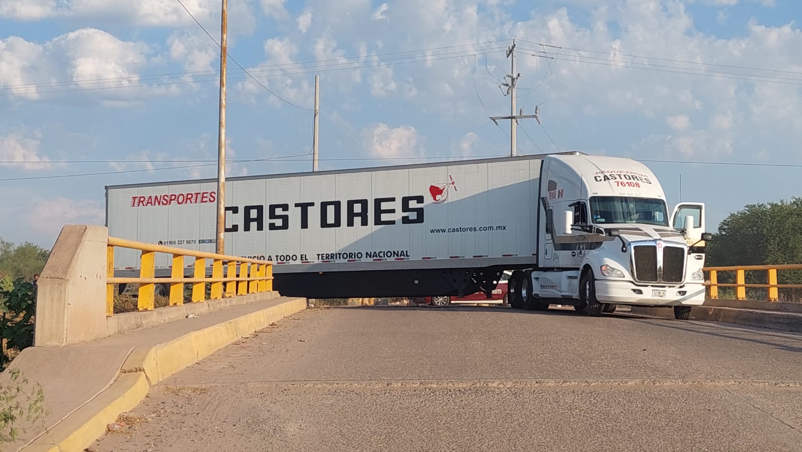 Tráiler queda atorado sobre el puente de la Castro y Lateral 18 en Los Mochis