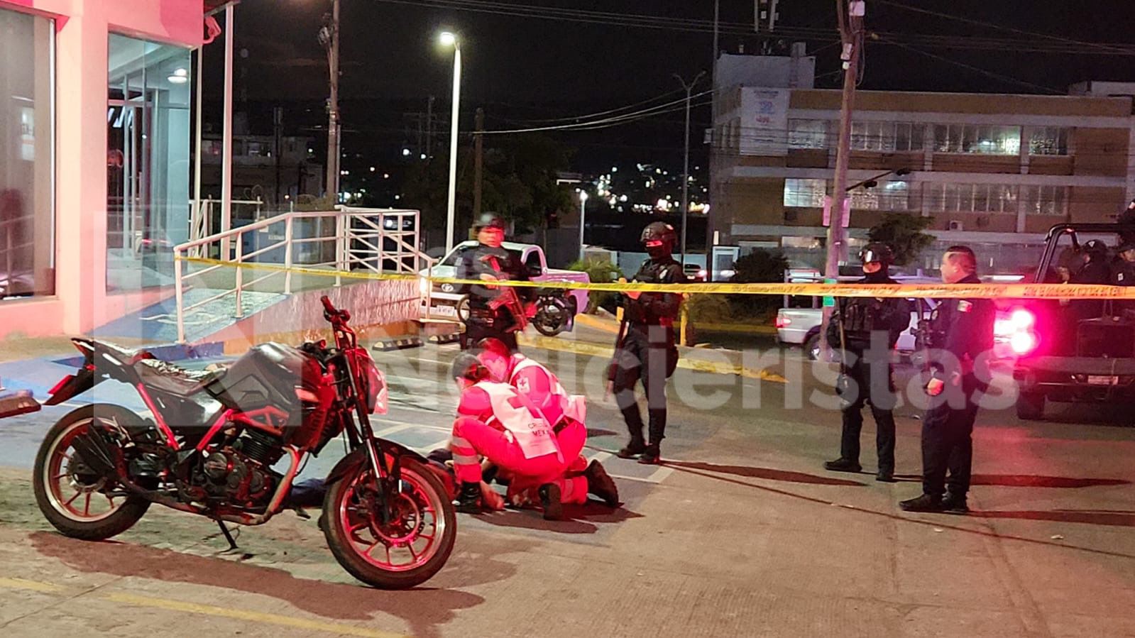 Asesinan a balazos a un motociclista afuera de un banco en Culiacán