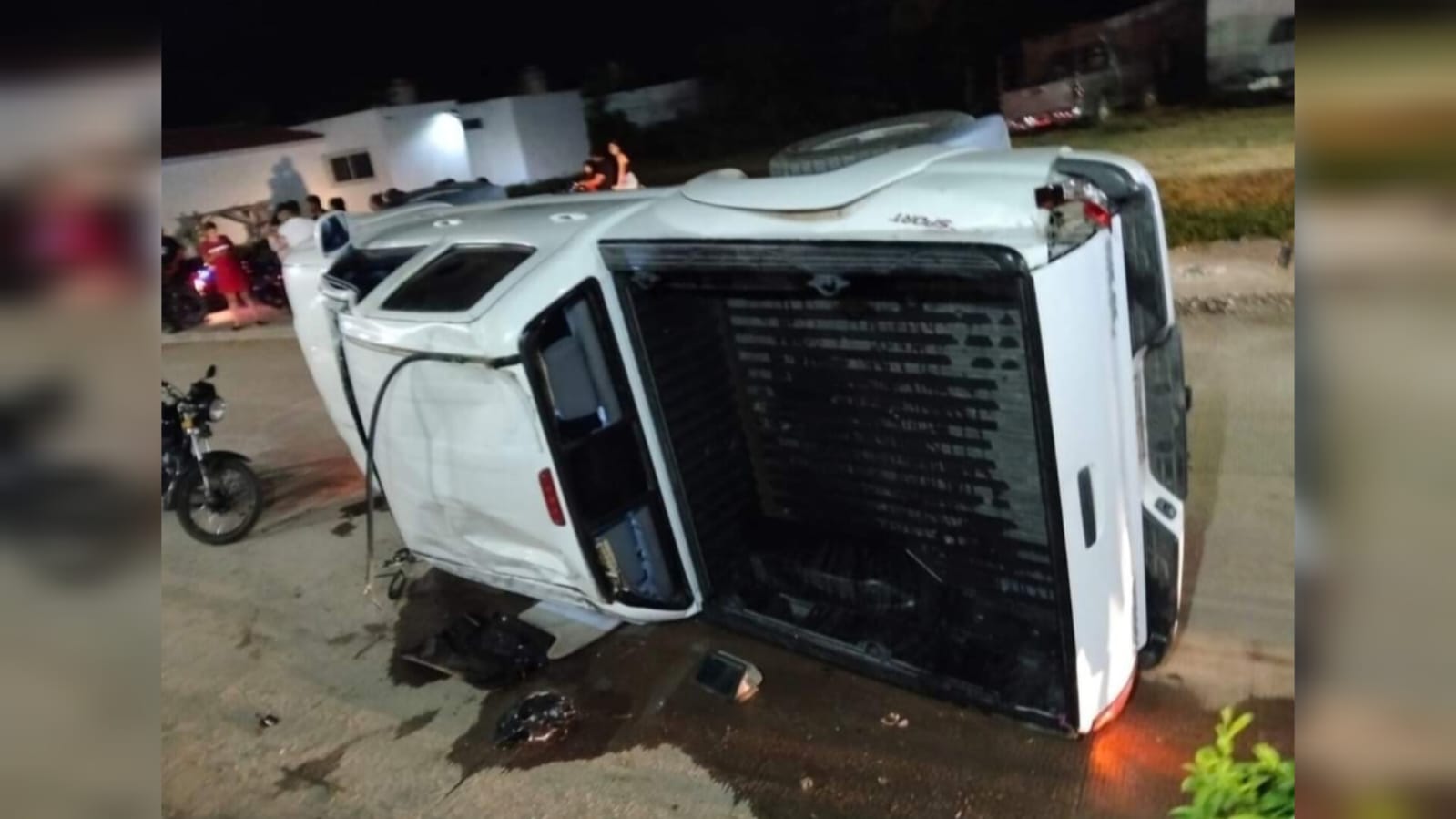 Camioneta queda volcada frente a jardín de eventos en Villa Unión