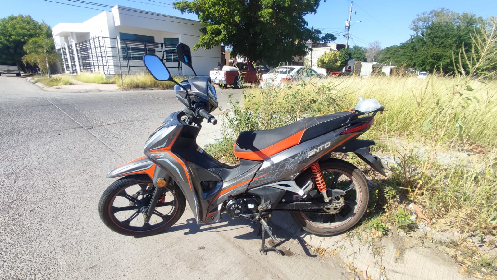 Pareja de motociclistas es embestida por un camión urbano en Los Mochis