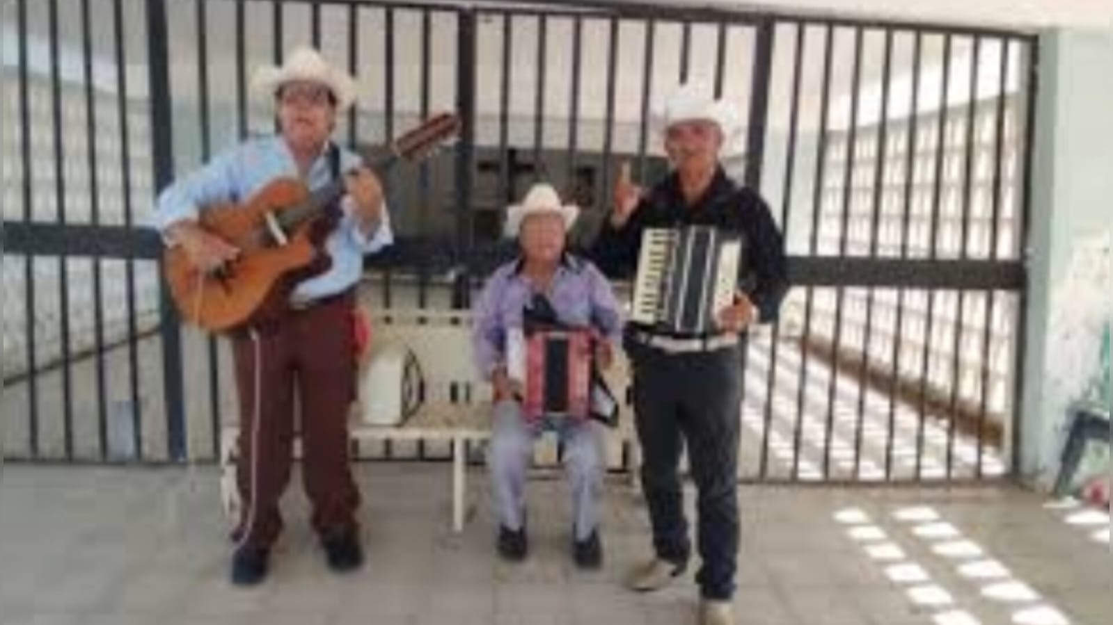 Solamente “Los Chirrines” y grupos norteños podrán entrar a tocar en los panteones el Día de Muertos