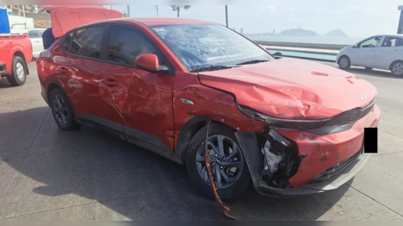 Fuerte choque deja dos lesionados en cruce de Avenida del Mar en Mazatlán