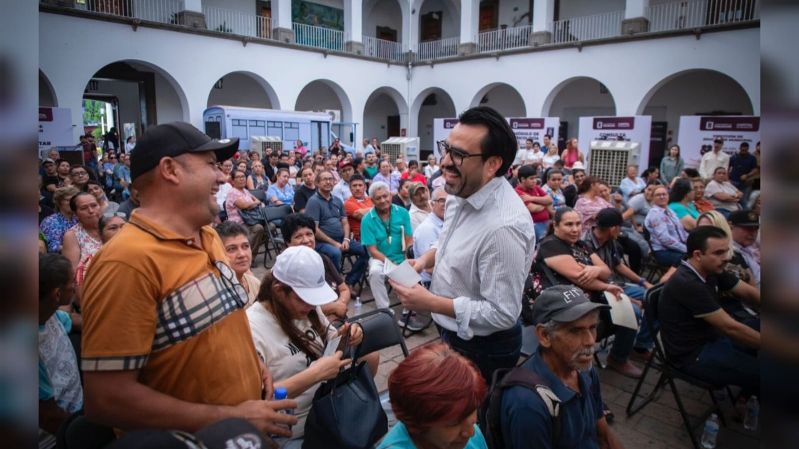Gámez Mendívil entrega 200 apoyos más a comerciantes de Culiacán