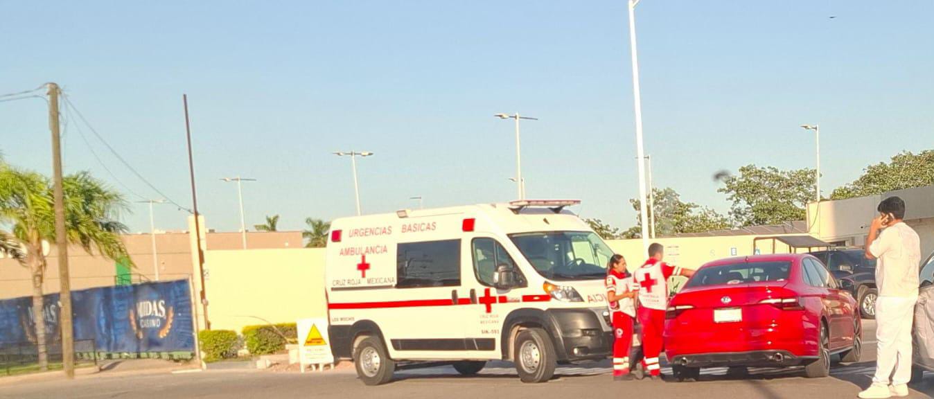 Choque de vehículos en el sector Country de Los Mochis deja una mujer lesionada
