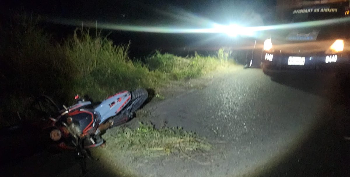 Cristian derrapó en su moto por la carretera a Pueblo Viejo en Guasave; terminó lesionado