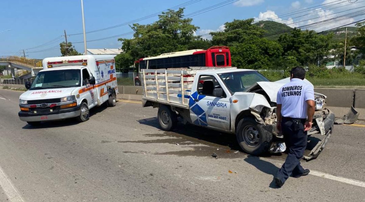 Daños materiales en accidente de tránsito al sur de Mazatlán