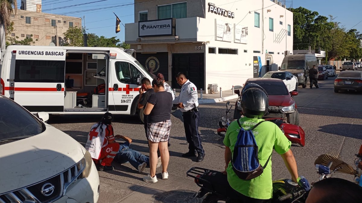 Motociclista resulta lesionado tras ser embestido por un auto en la Tabachines 2 de Los Mochis