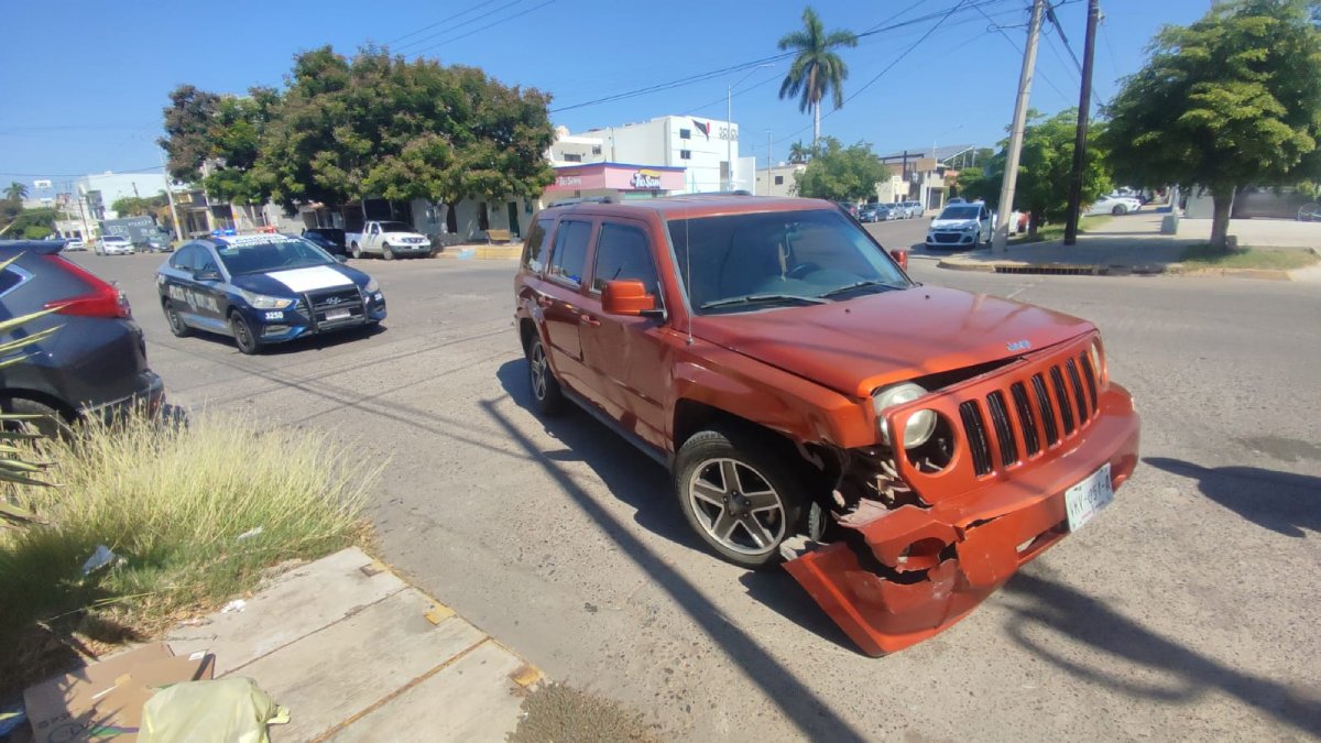 Accidente en el Centro de Los Mochis deja dos personas lesionadas y daños materiales