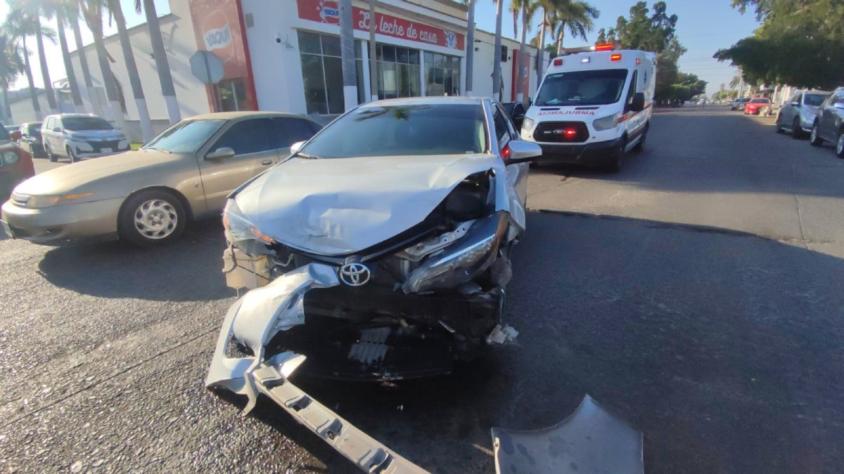 Dos lesionados y daños materiales deja accidente automovilístico en el sector Centro de Los Mochis