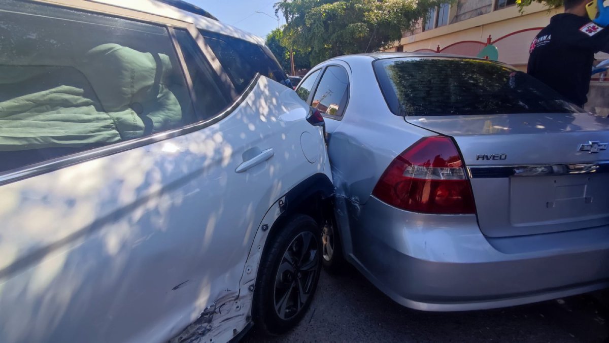 Accidente vial a las afueras del DIF Los Mochis, deja a dos mujeres lesionadas