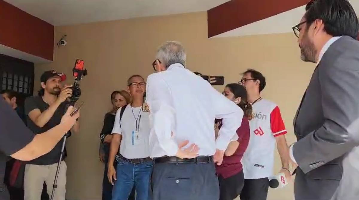 Acude el gobernador Rocha al periódico El Debate tras ataque a instalaciones la noche del jueves