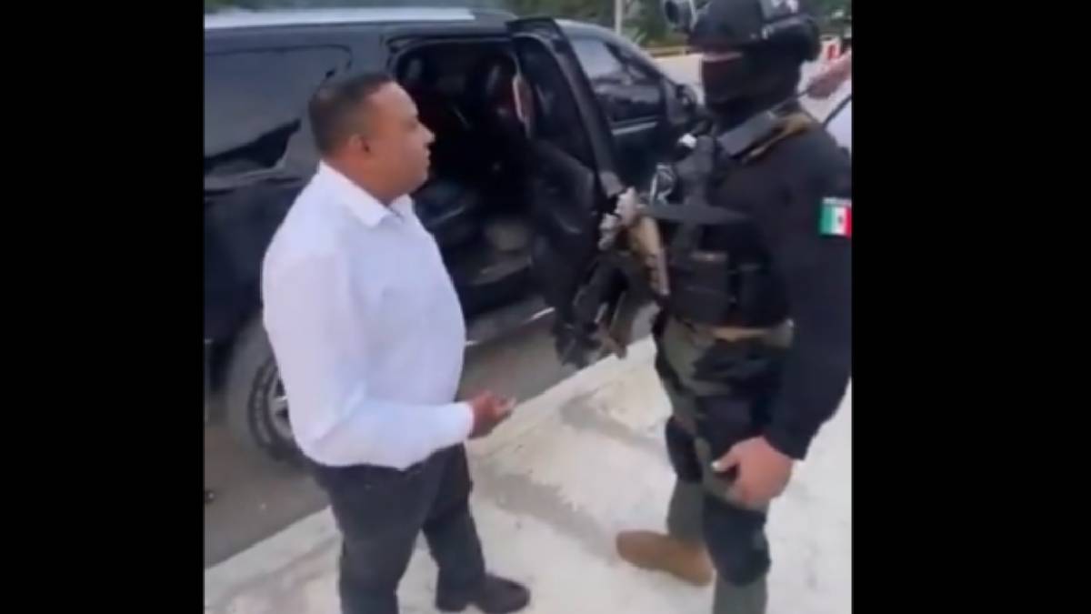 VIDEO: Alcalde de Huehuetlán, SLP, se niega de forma tajante a revisión de su camioneta por Guardia Civil