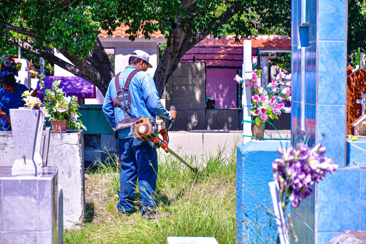 Ponen bellos panteones para el Día de Muertos en Mazatlán