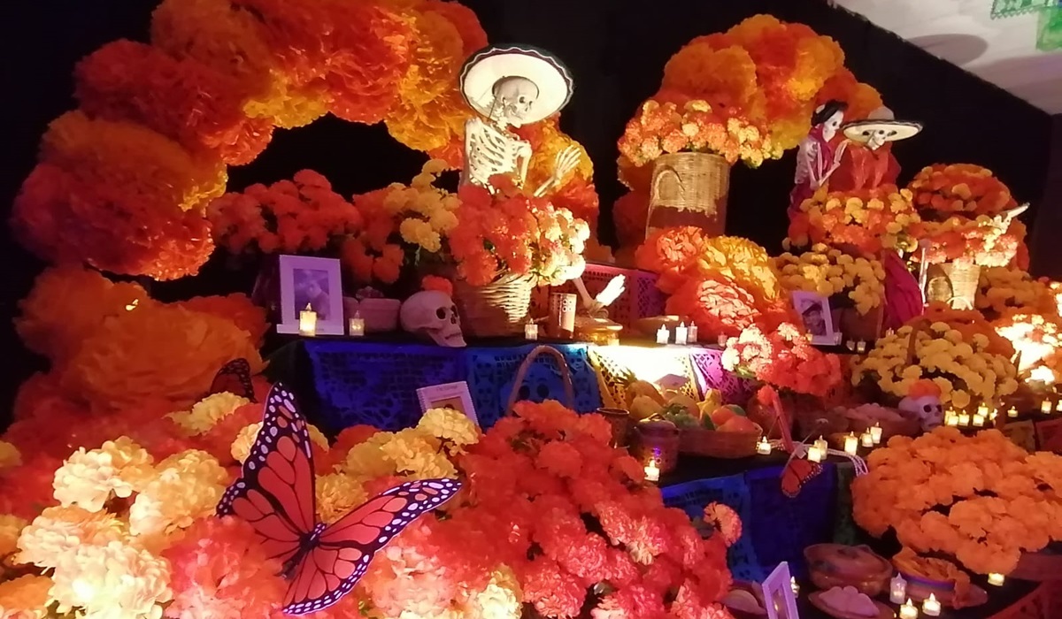 Instalan altar de muertos en el Gran Acuario Mazatlán