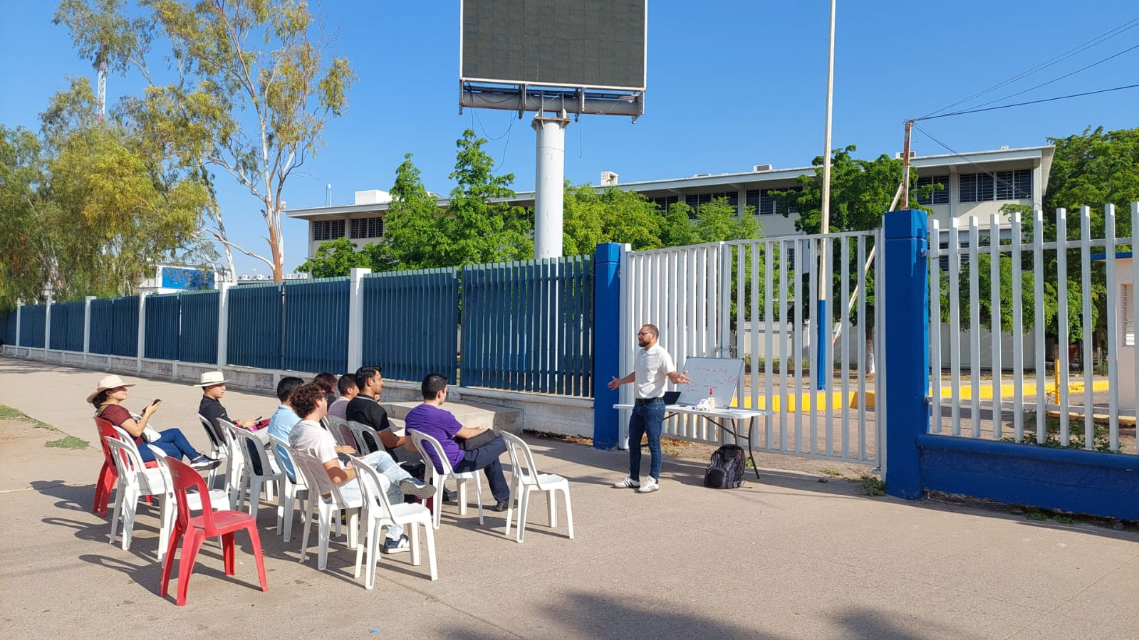 ¡En contra del paro! Alumnos de la UAS toman clase en la banqueta en CU de Los Mochis