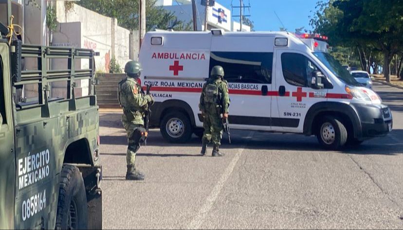 ¡Esperaba el camión! Mujer resulta herida por bala perdida en agresión a militares en Aguaruto, Culiacán