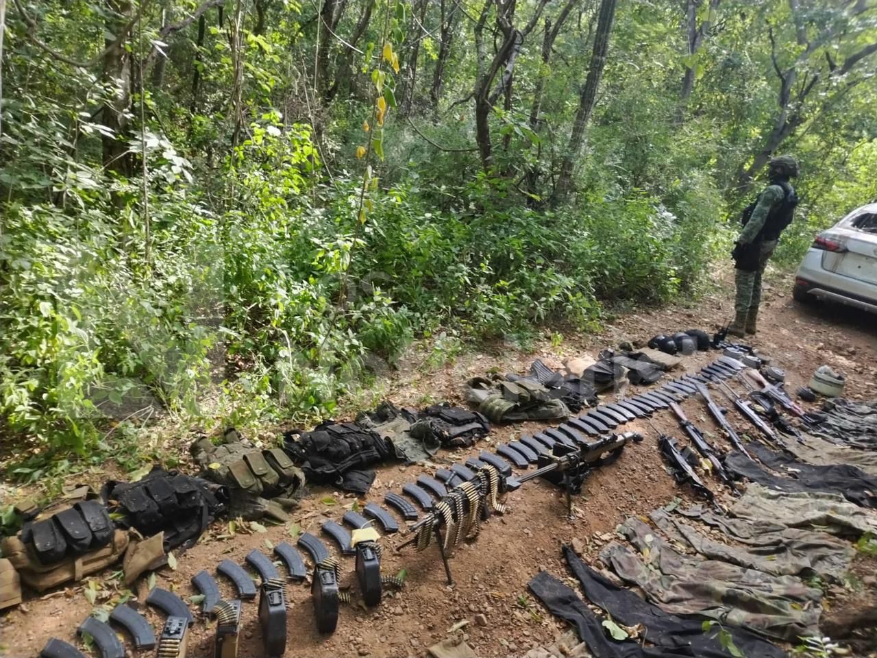 (FOTOS) ¡Tres vehículos y armas! Aseguran arsenal en balacera donde militares abatieron a 6 presuntos delincuentes, en Culiacán