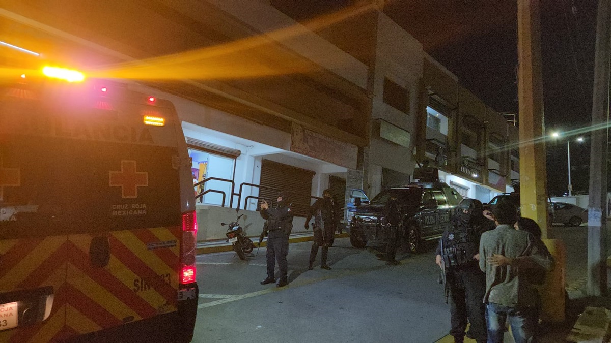 Atentado a balazos en dispensario deja un muerto y una mujer y un hombre heridos, en Culiacán