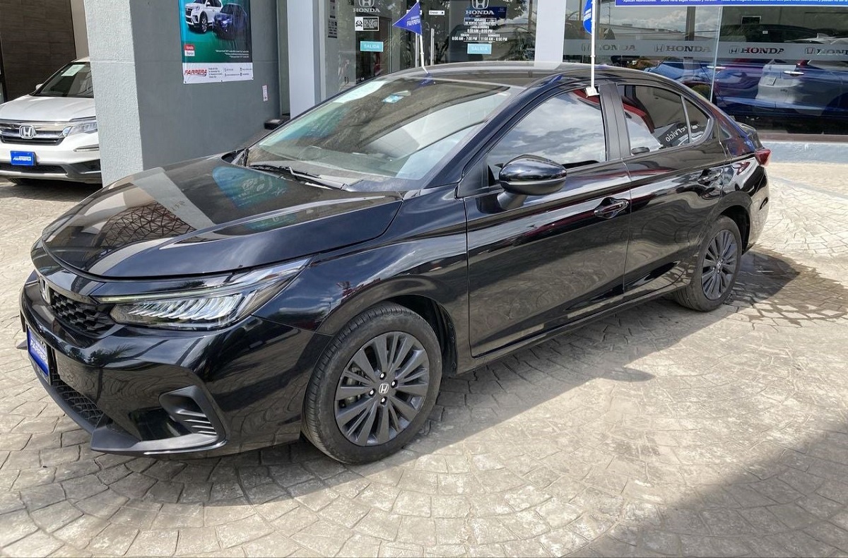 Sujeto con pasamontañas despoja auto Demo a trabajadora de agencia automotriz en Culiacán