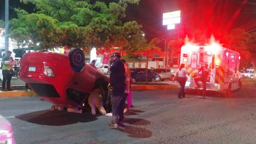 Vehículo termina volcado después de ser impactado por otra unidad en Mazatlán