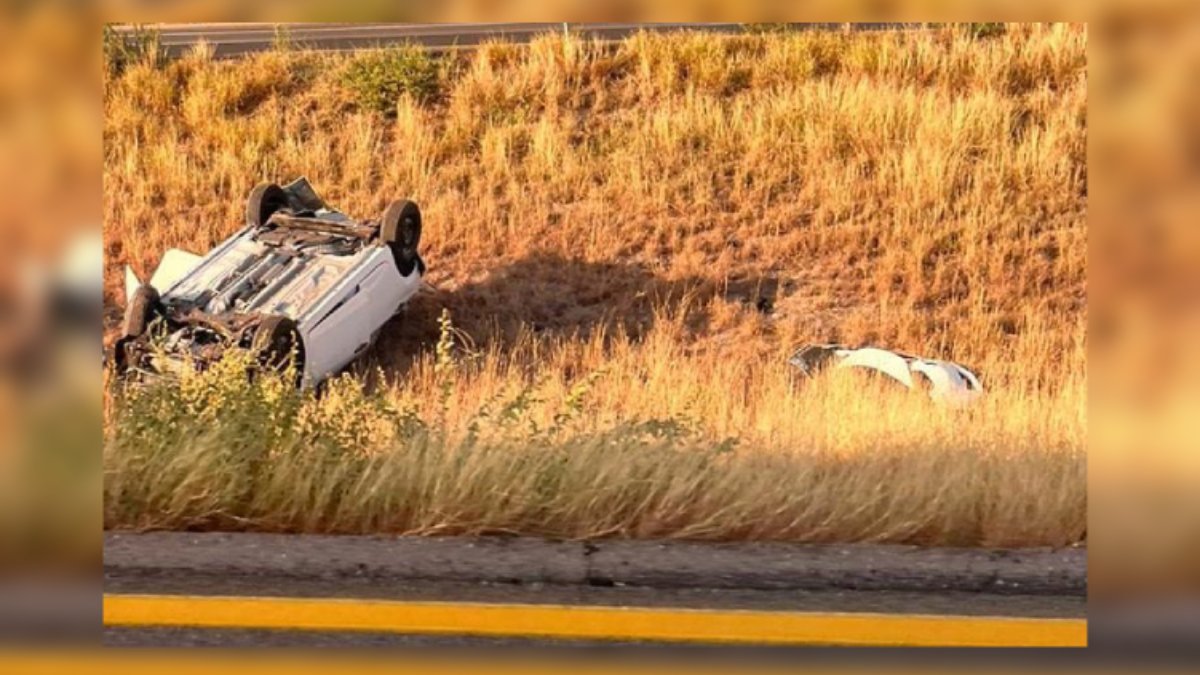 Abandonado y volcado encuentran un automóvil en la Maxipista Culiacán-Mazatlán