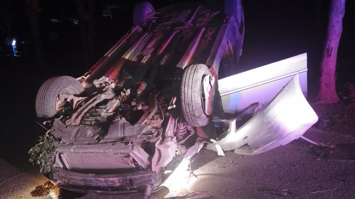 Auto termina volcado tras impactarse contra un árbol en Guasave