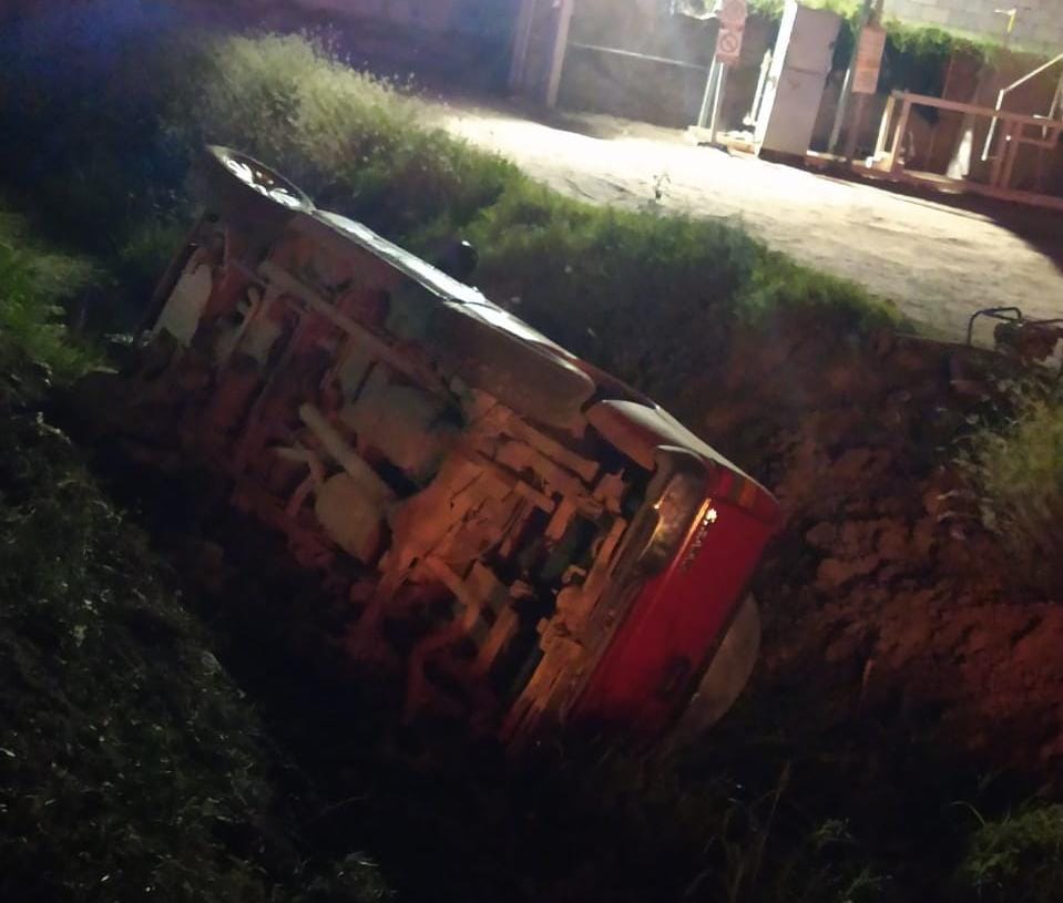 Conductor se sale de la carretera y cae a un canal la madrugada de este martes en Ahome
