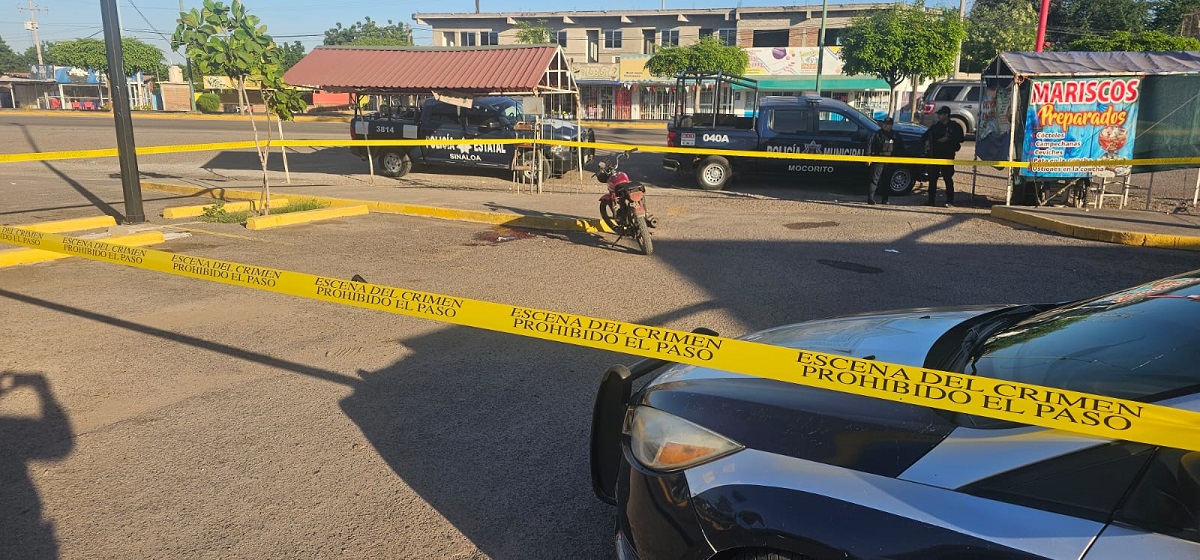 Hombre es atacado a balazos en Mocorito; al arribar los elementos solo encuentran una moto, sangre y una gorra