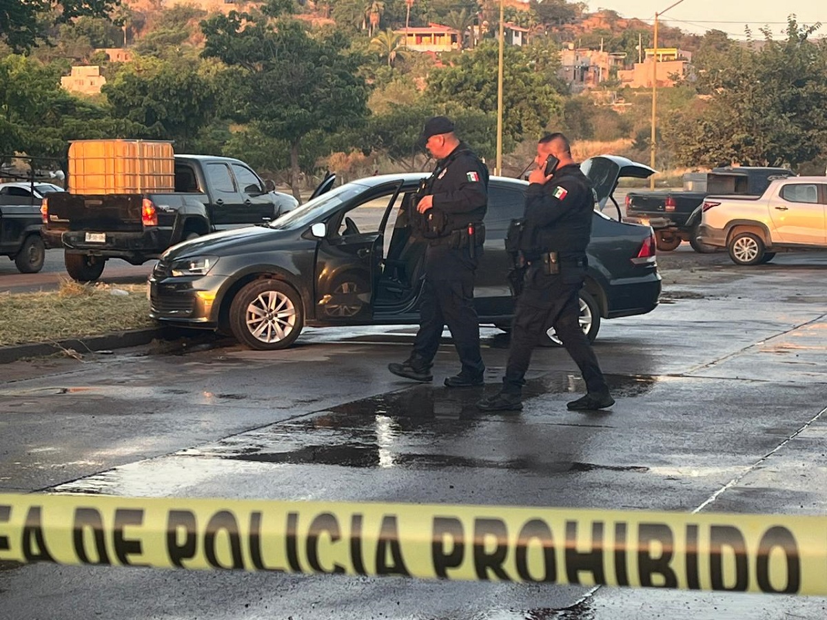 Atacan a balazos a un hombre a bordo de un carro en la colonia San Benito, en Culiacán