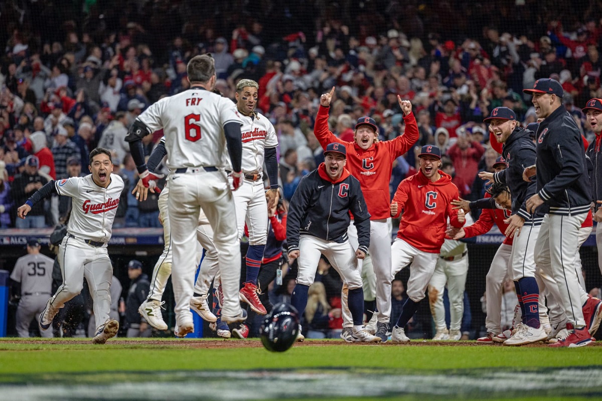 Cleveland derrota a los Yankees en extrainnings en juego 3 de la Serie de Campeonato de la Liga Americana