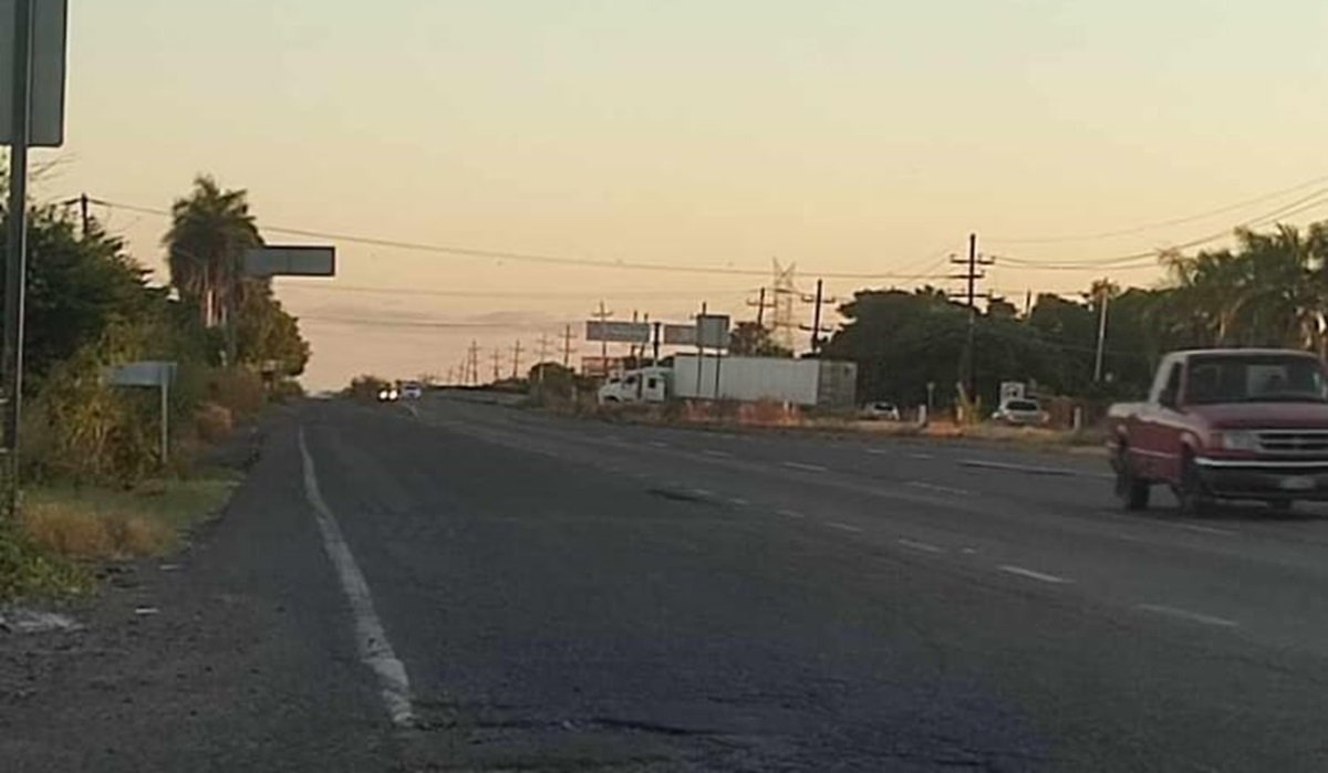 ¡Caos sobre la Culiacán-Eldorado! Bloquean la vialidad con un tráiler y tiran ponchallantas
