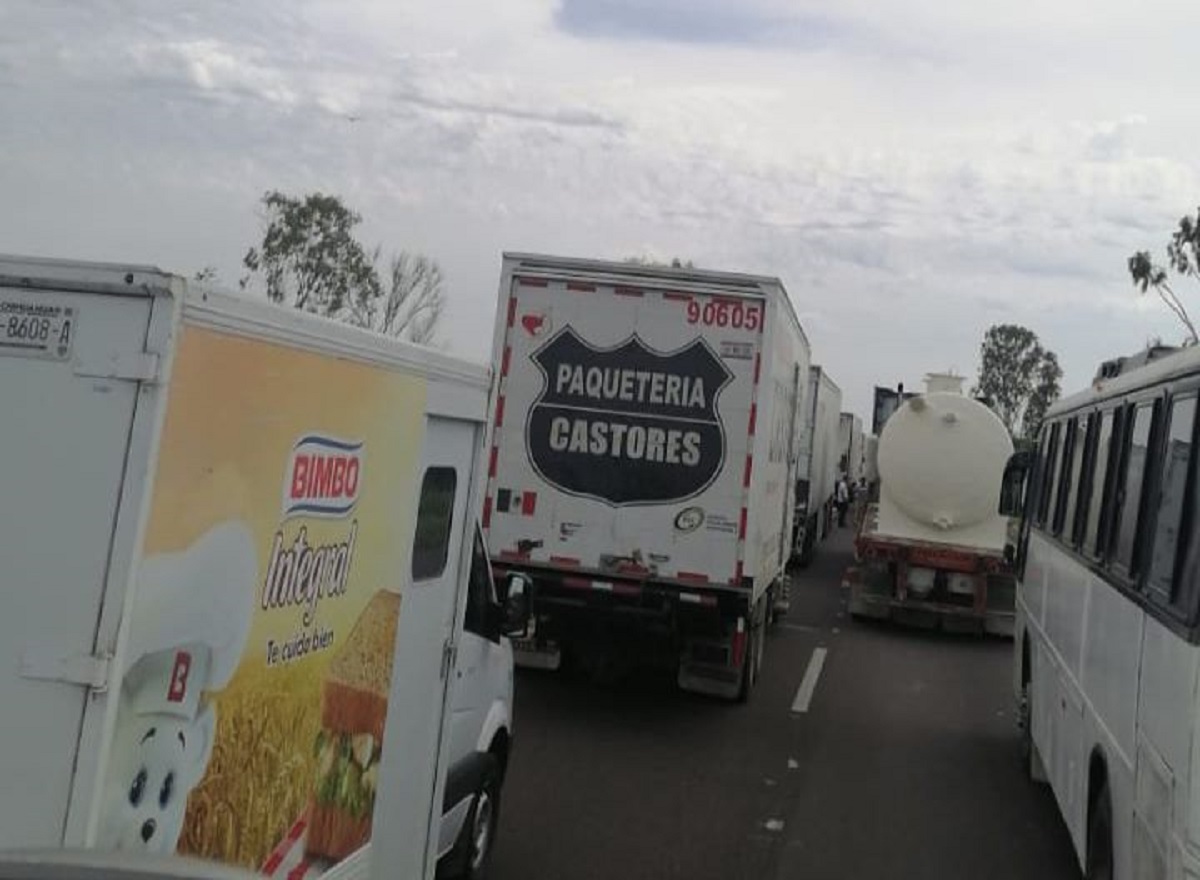 (VIDEOS) Se registra enfrentamiento a balazos y bloqueo en la Maxipista Culiacán-Mazatlán