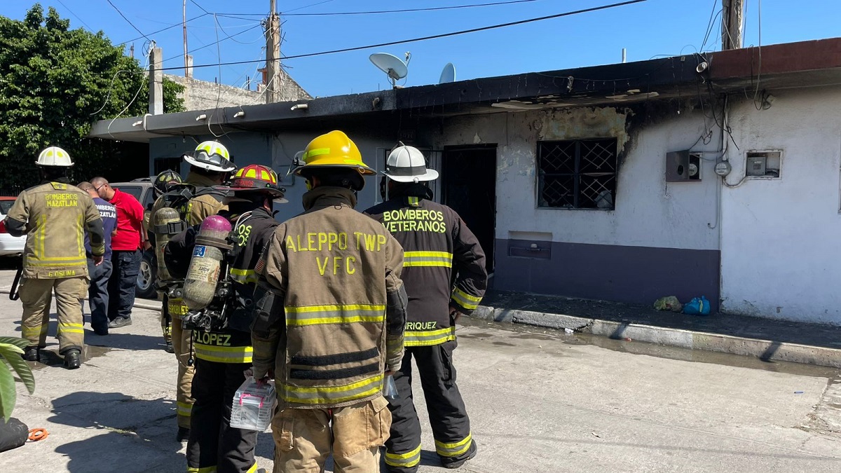 Incendio en la colonia Olímpica destruye vivienda; Bomberos rescatan a cachorro en Mazatlán