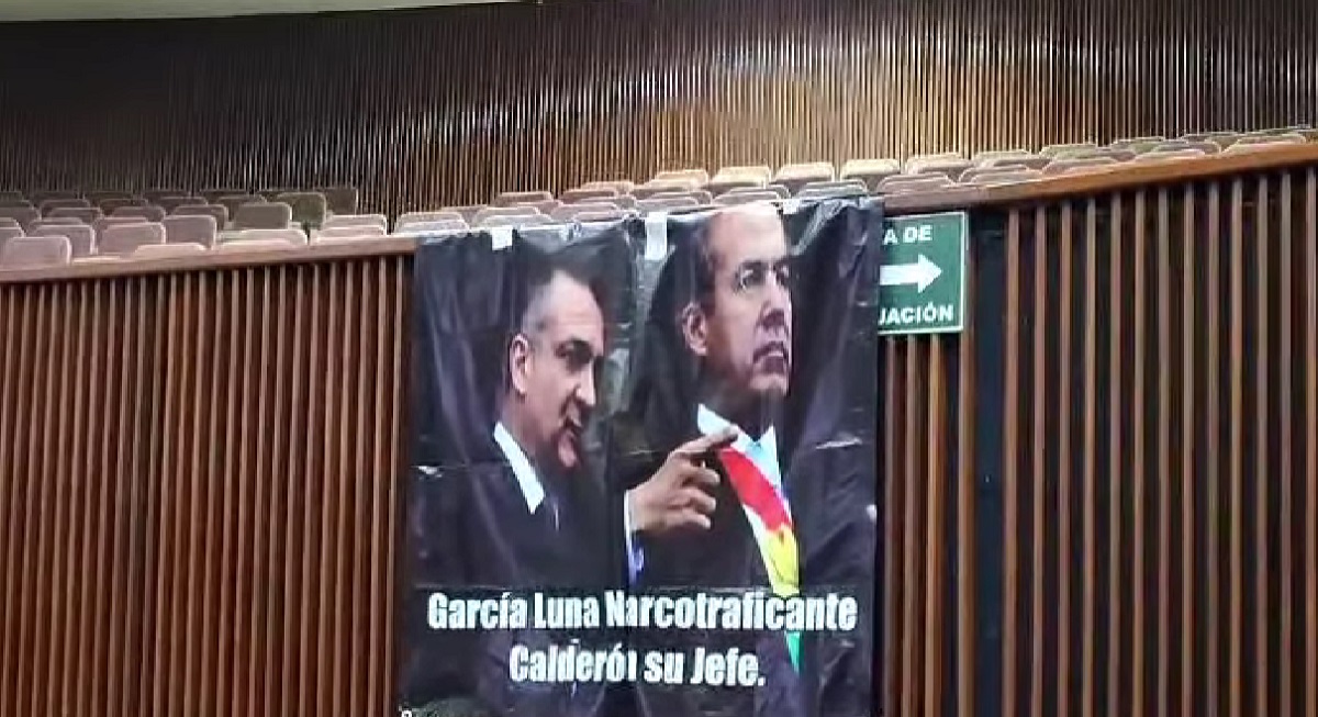 Aparece manta contra García Luna y Calderon en el Congreso; PAN se deslinda