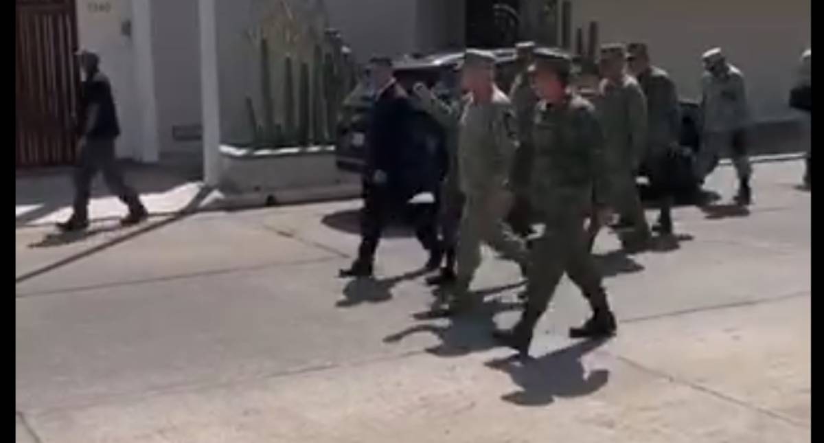(VIDEO) García Harfuch y el general Trevilla caminaron por calles de Culiacán previo a reunión de seguridad